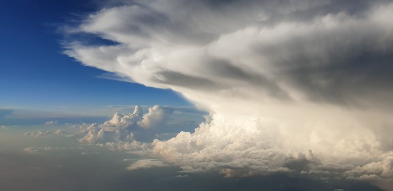 Olujni oblak iz zraka - kumulonimbus